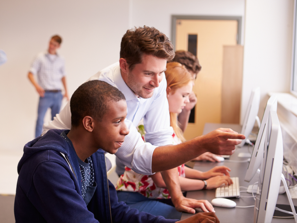 A tecnologia veio para ficar nas escolas! E você pode aproveitar plataformas educacionais gratuitas para potencializar ainda mais o trabalho com os alunos.