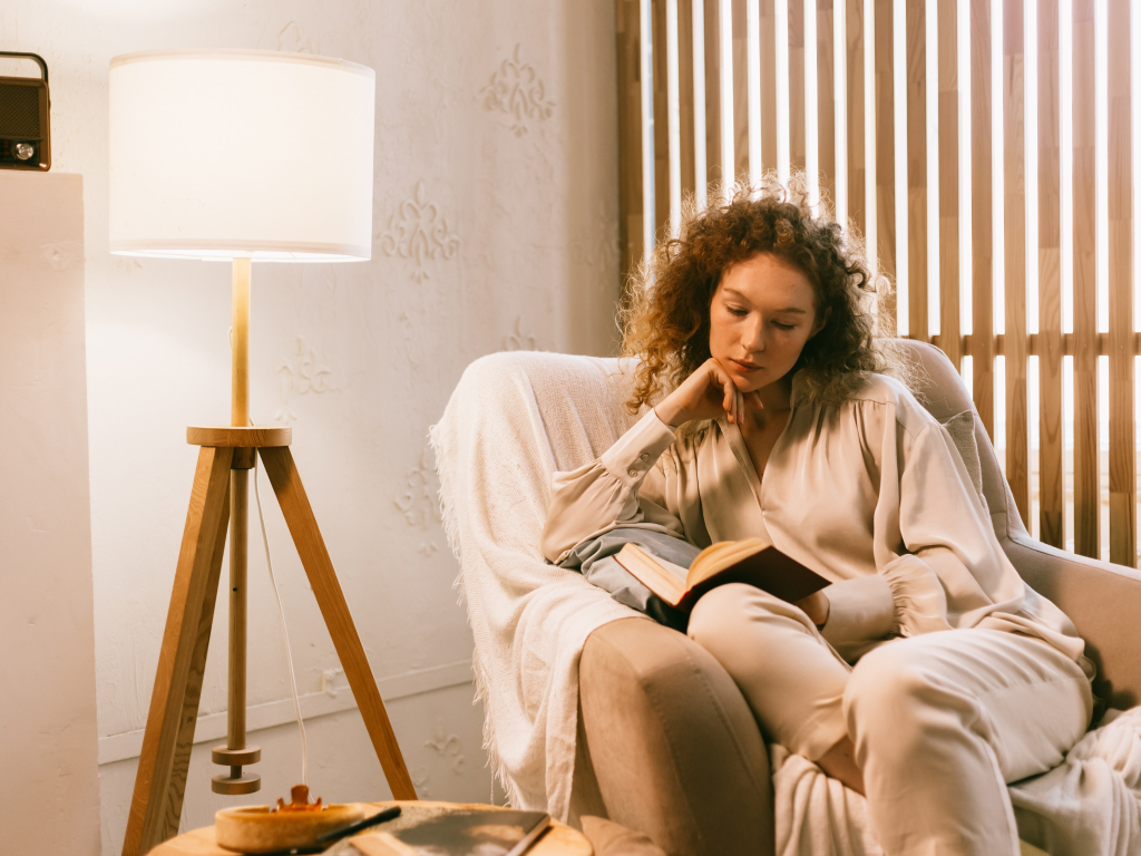 Aproveite as férias escolares para retomar o hábito da leitura! Separamos 4 dicas de leituras leves e curtas para os períodos de descanso dos educadores.
