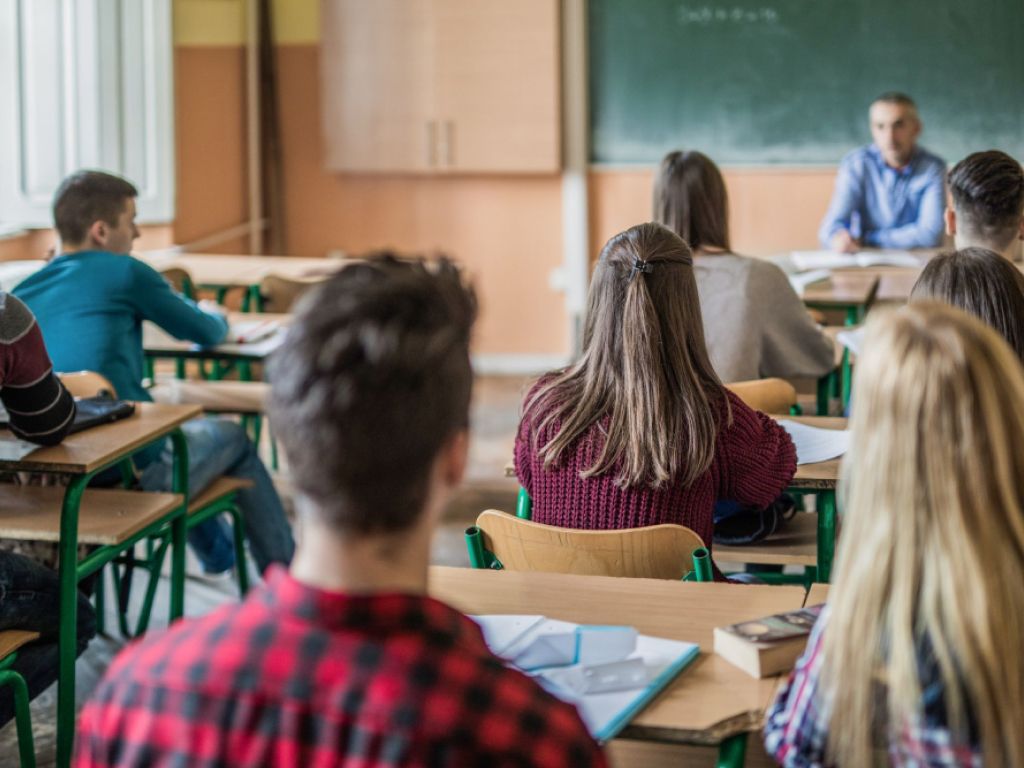 alunos do ensino médio em sala de aula