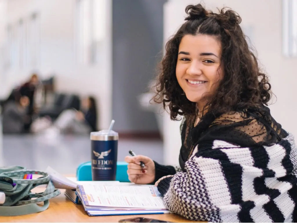 aluna estudando em sala de aula