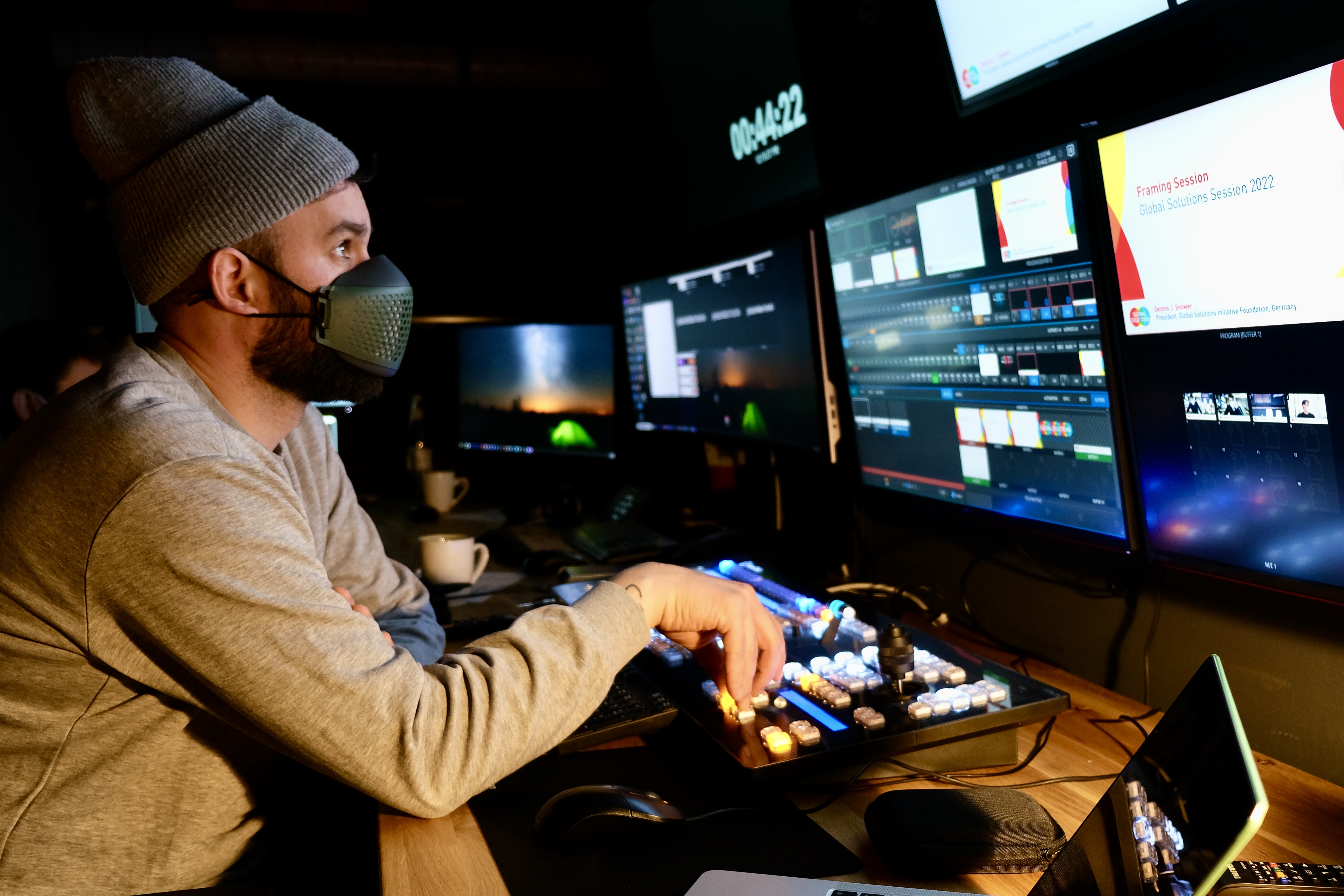 Tricaster-Operator im Regieraum des Urban Studios vor mehreren Monitoren und Steuerungskonsole.