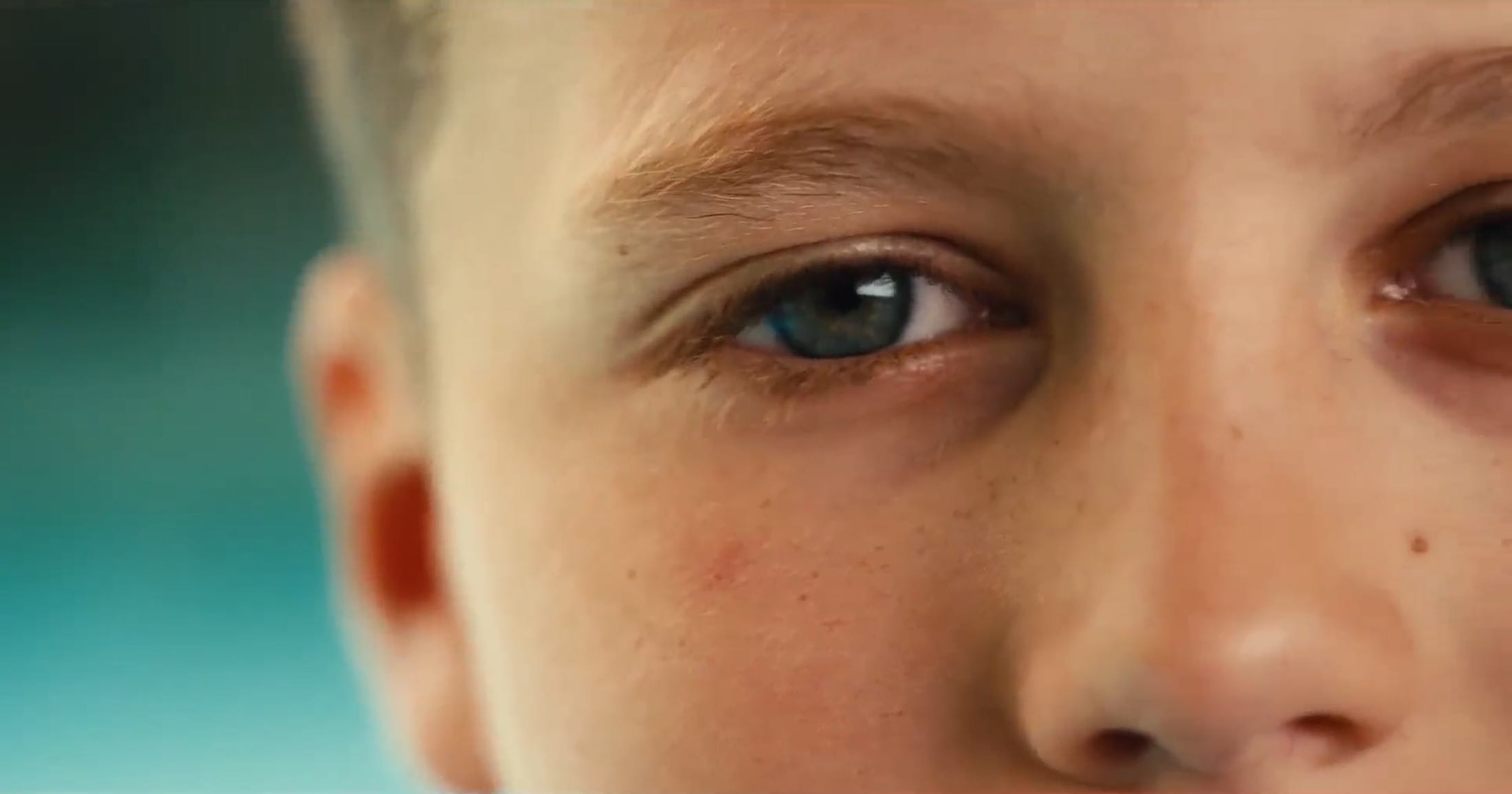 Screenshot Video Spreewelten Imagefilm Zoom auf die Augenpartie eines Jungen.