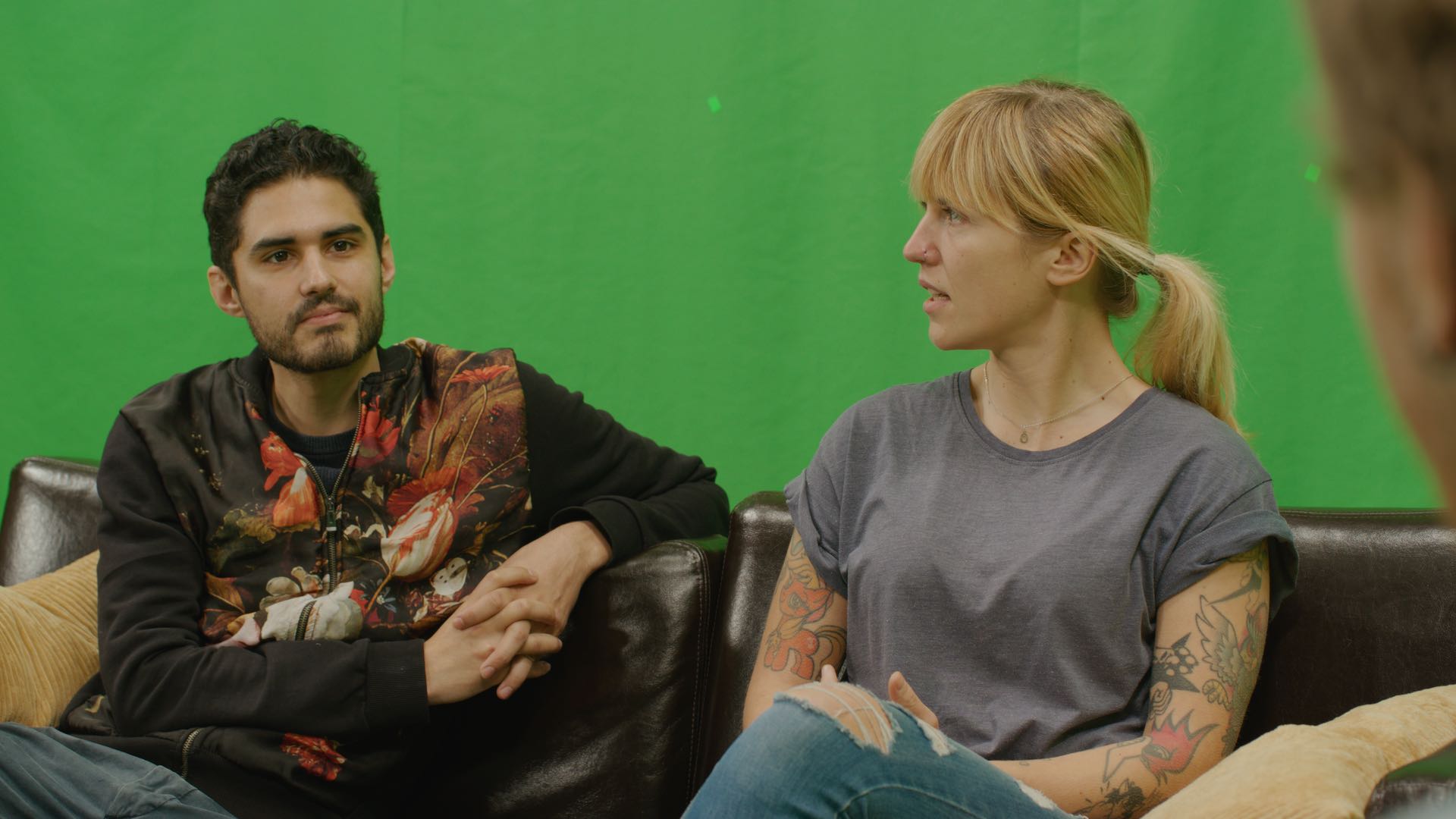 Mit Wohnzimmer Requisiten eingerichtetes Greenscreen Set in den Urban Studios mit drei Protagonisten.