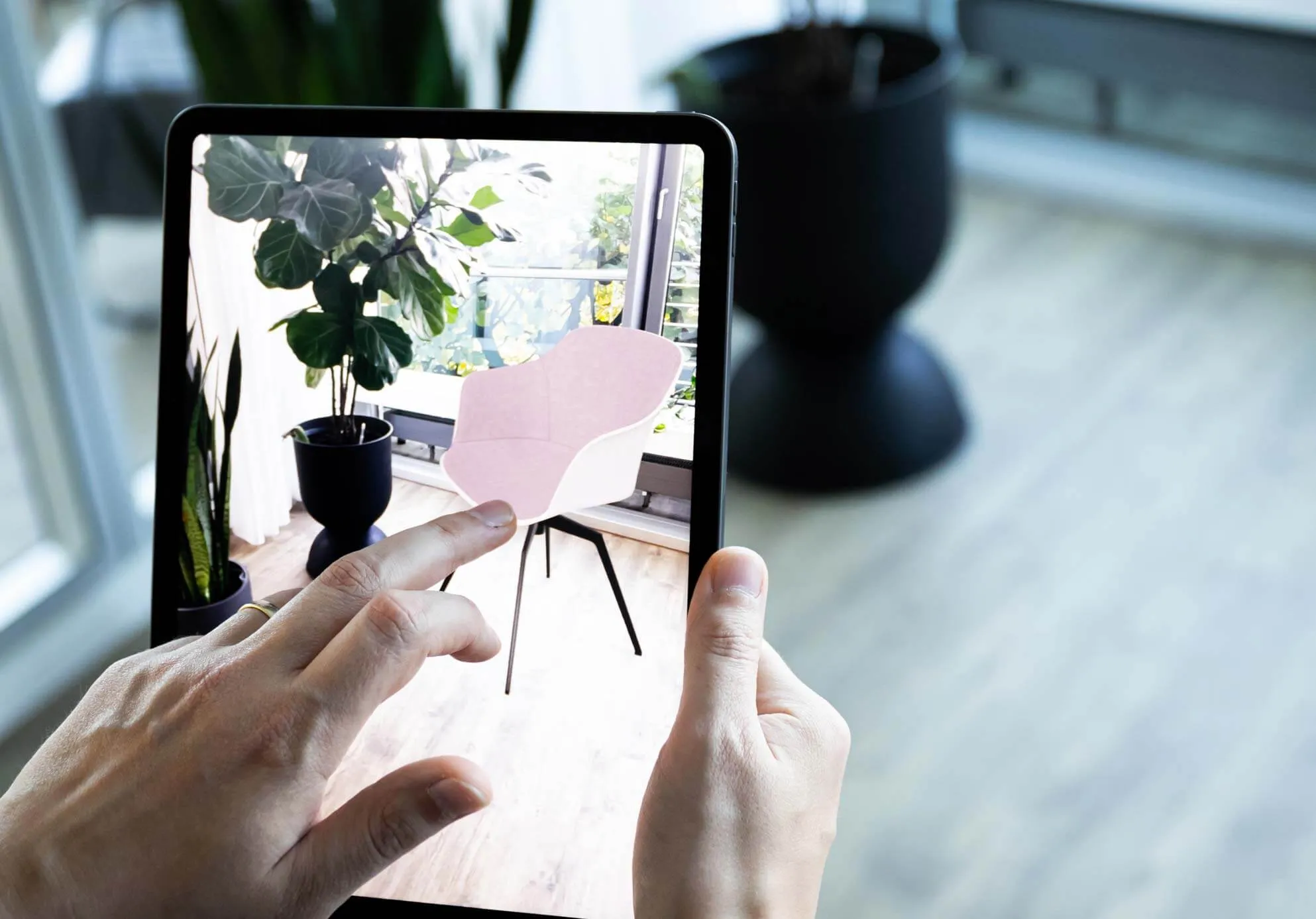 Eine Person benutzt ein Tablet zum Anschauen eines 3D Models.