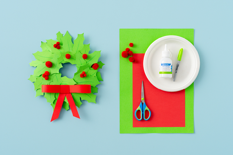 Easy and fun Christmas crafts for kids: a DIY wreath decoration made from coloured card