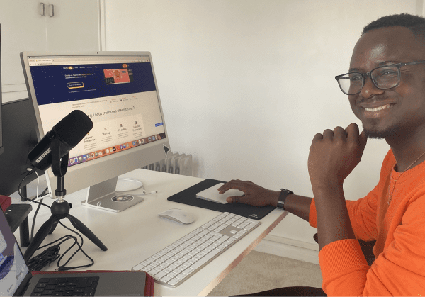 Mérieux utilisant un IMAC avec le sourrire sur Webflow