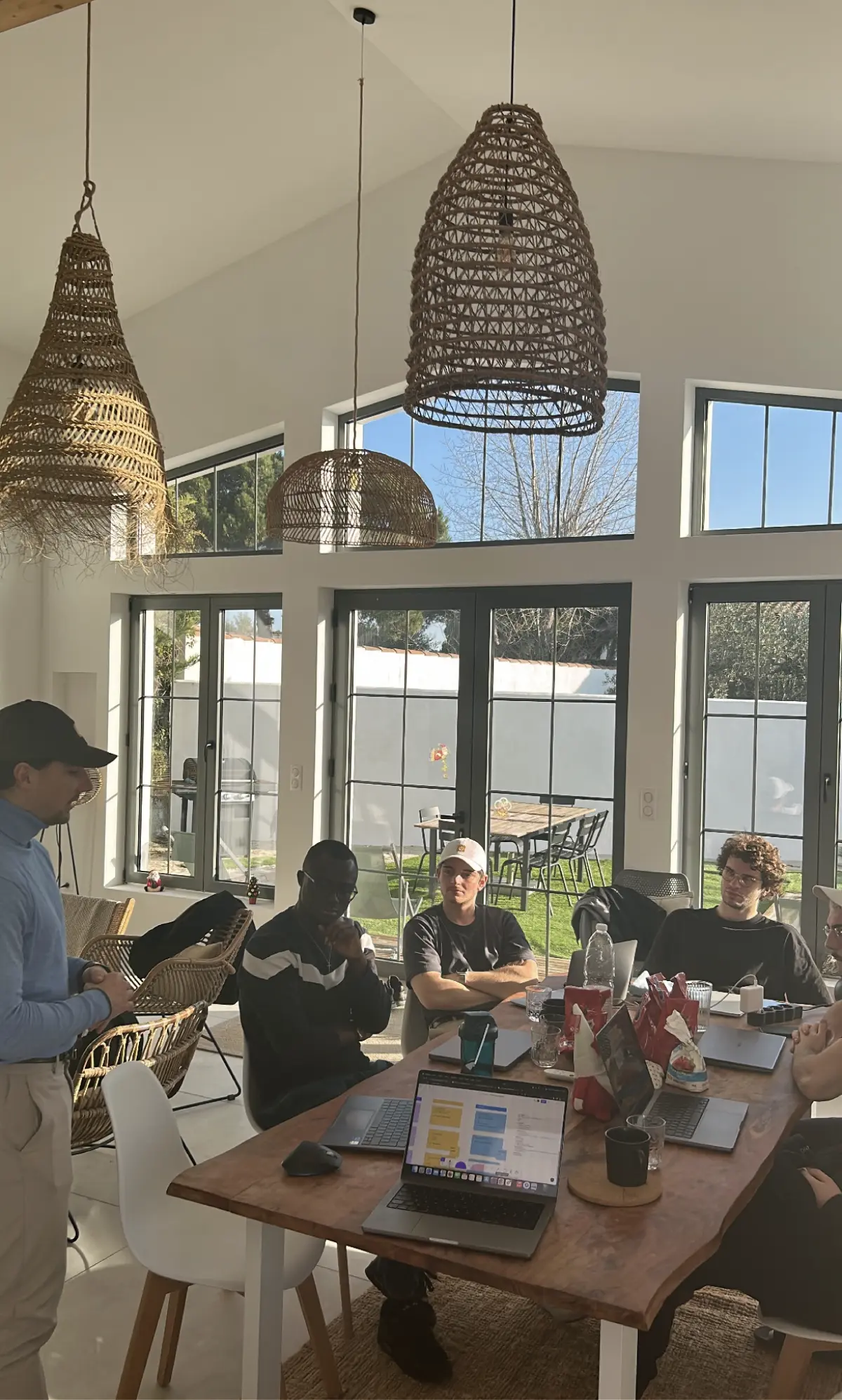 Thomas debout et l'équipe Digidop autour d'une table avec des ordinateurs dessus