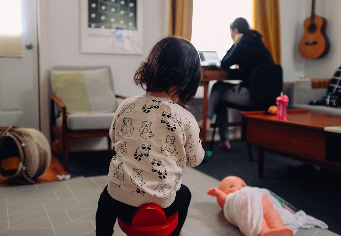 a parent works while kids play