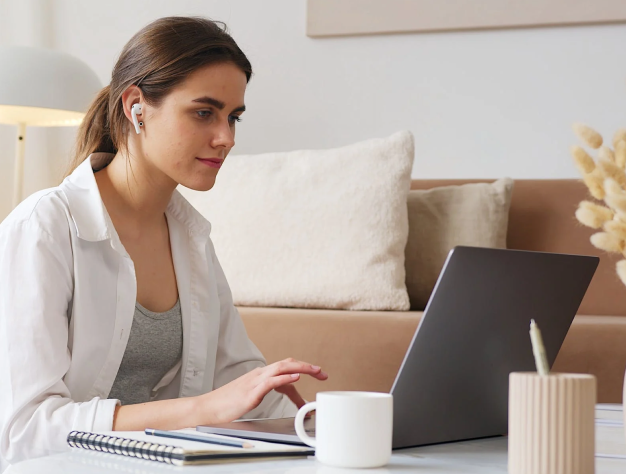 Shop owner connecting her online shop to Hive's app
