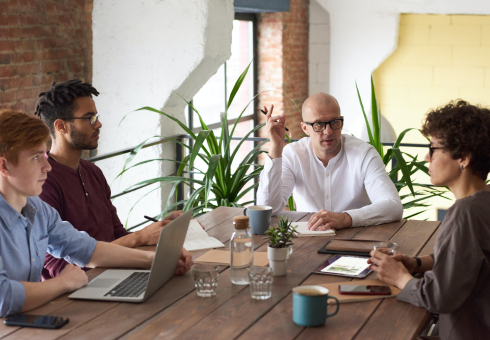 people meeting to arrange a smooth move