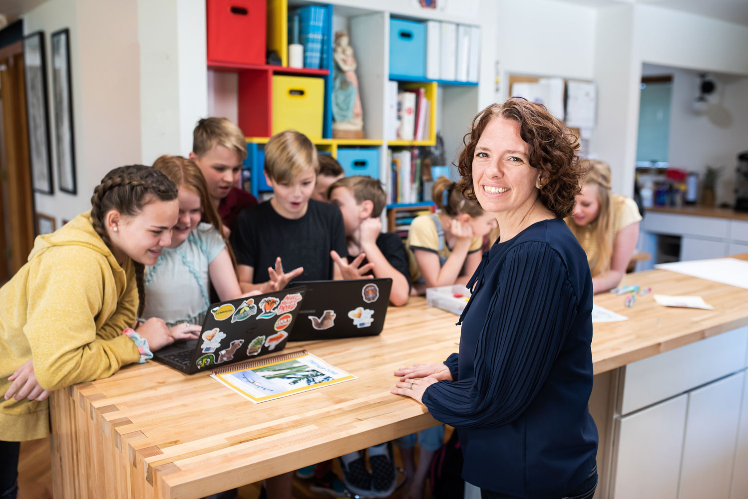 prenda guide smiling with students