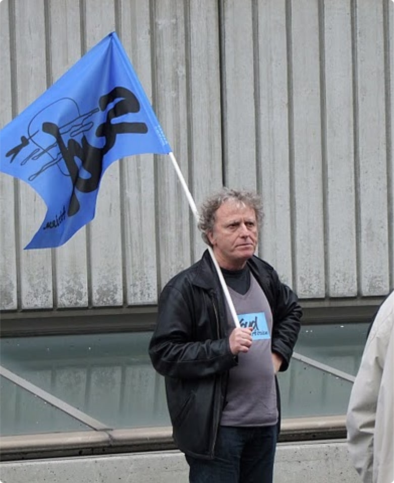 Homme portant un drapeau Sud Aérien