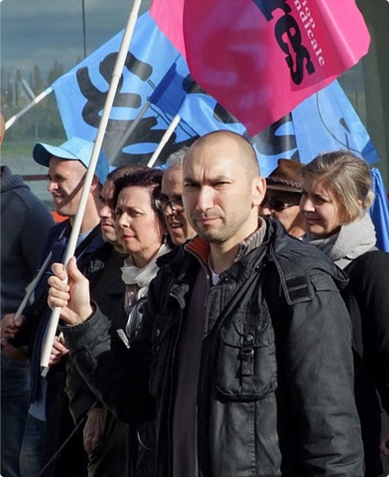 Homme portant un drapeau Sud Aérien