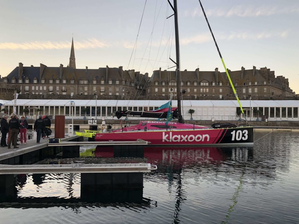 Le Class40 dans le bassin Vauban, de Saint-Malo, prêt pour le départ de la Route du Rhum.