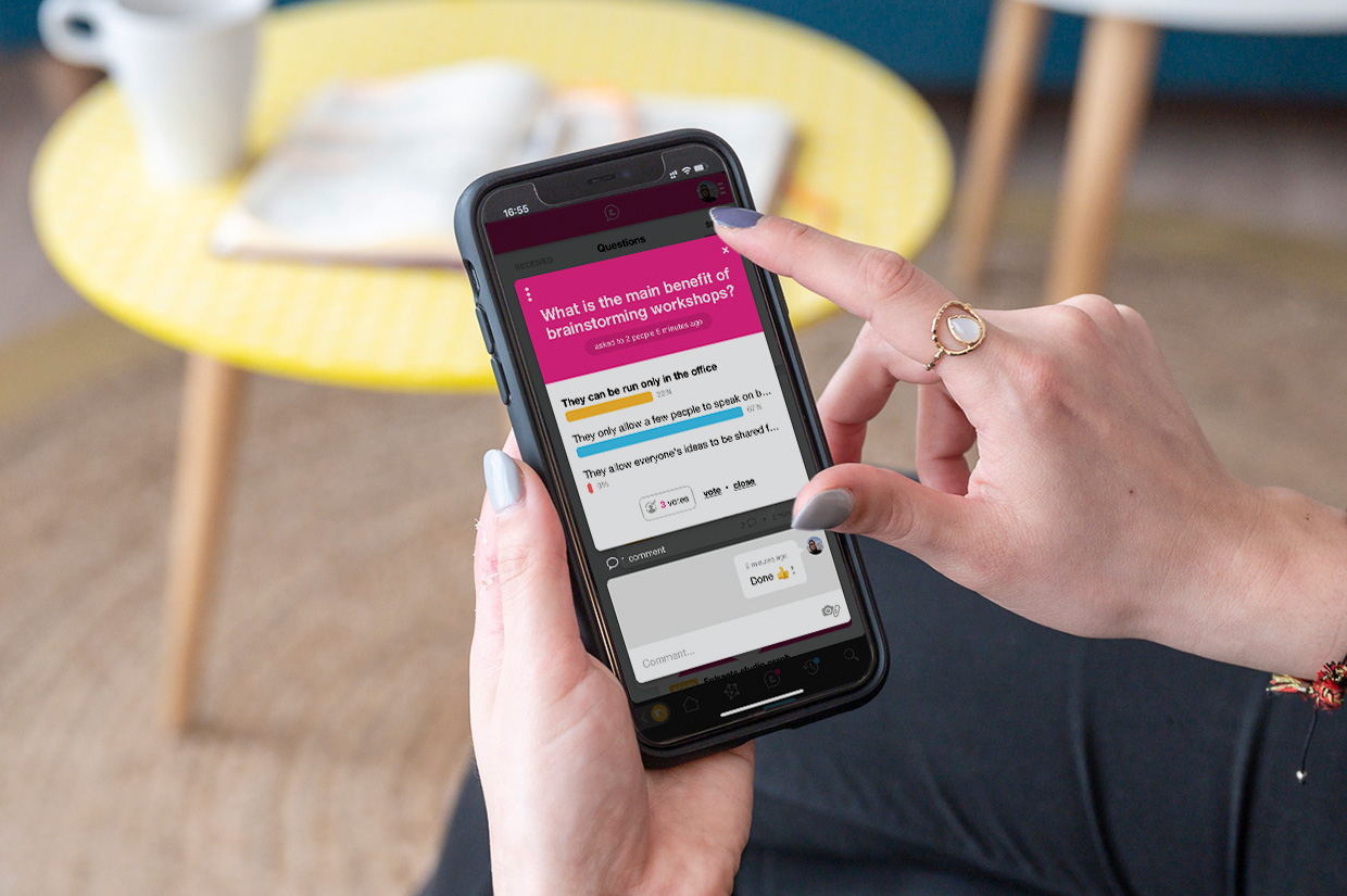 A person answering a Vote Question about brainstorming on their mobile. | Klaxoon
