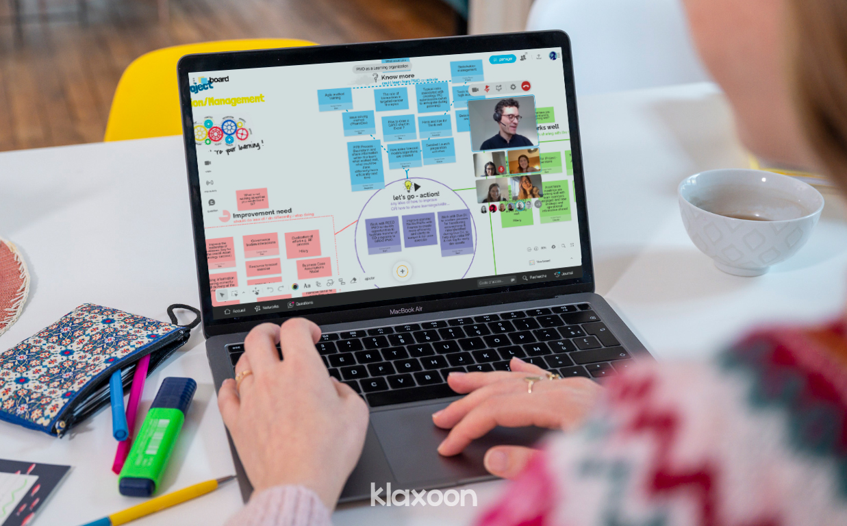 Aperçu du Board de Béatrice, sur un écran d’ordinateur où les participants se voient grâce à la visioconférence. Leurs idées sont représentées par des vignettes colorées. | Klaxoon