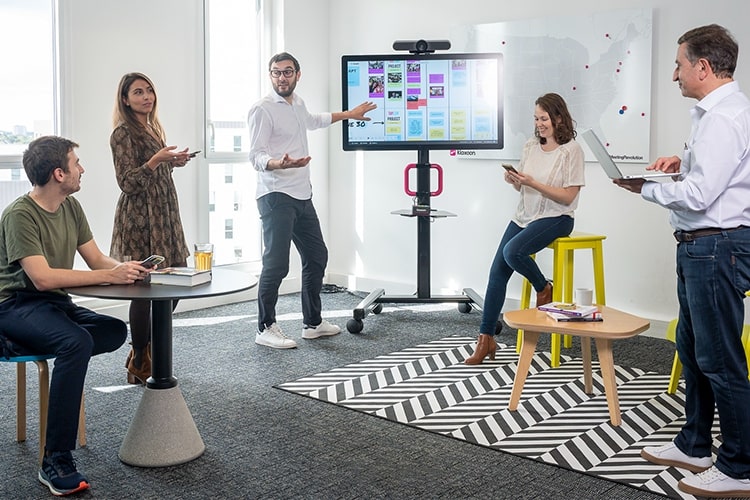 5 team members doing a meeting with Klaxoon
