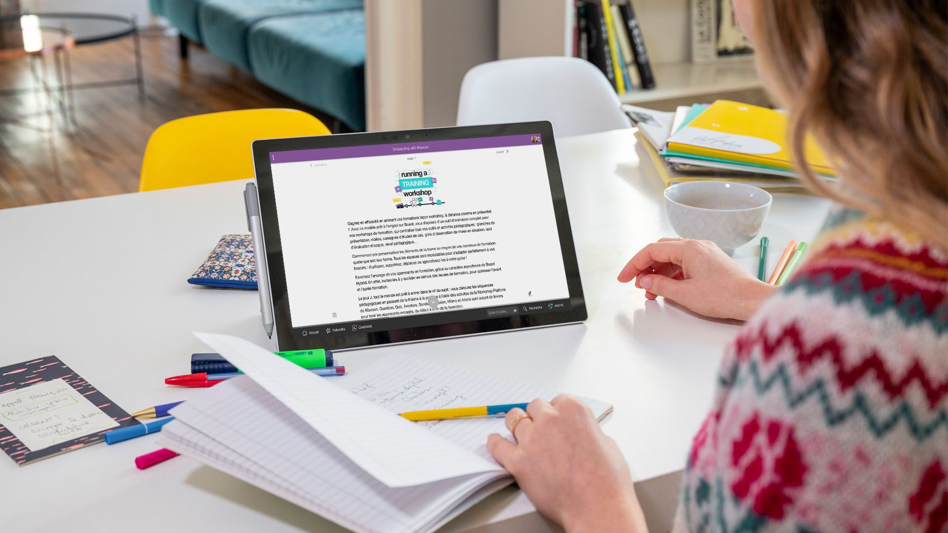 Un Mémo de formation est visible dans l'écran d'une tablette