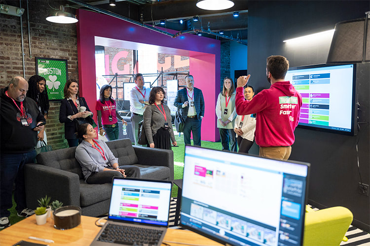 A Klaxoon customer success manager leads a face-to-face workshop