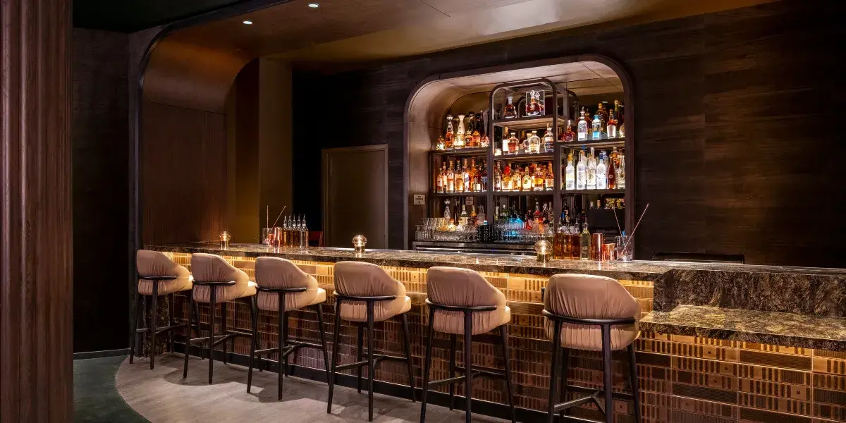 Easy's Cocktail Lounge