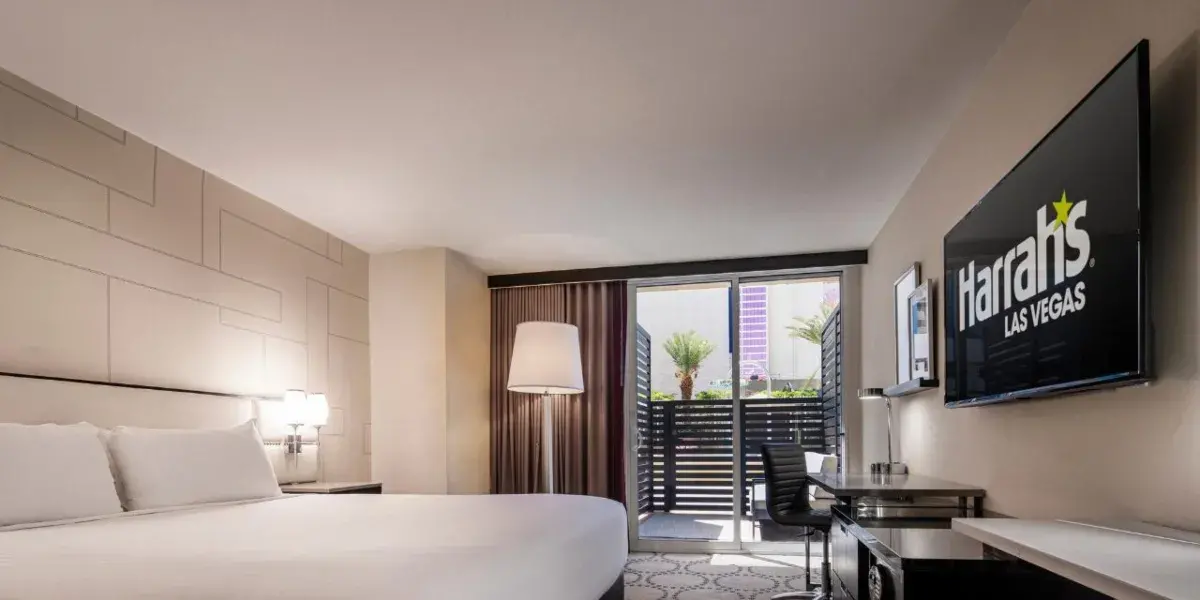 Mountain Deluxe Cabana King | Harrah's Las Vegas Hotel