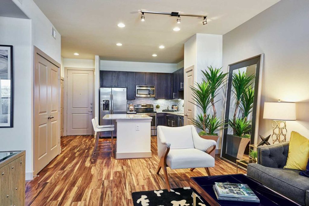 Uptown MidRise West Houston Apartment Specials