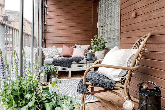 plaids et coussins pour décorer un petit balcon