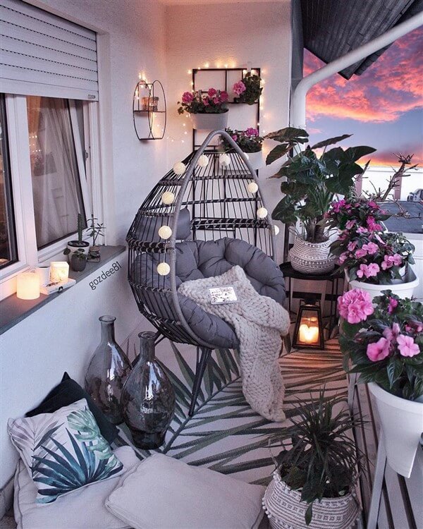 oeuf suspendu sur un petit balcon