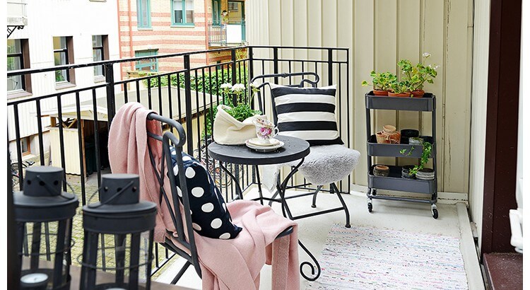 mobilier à roulettes pour un petit balcon