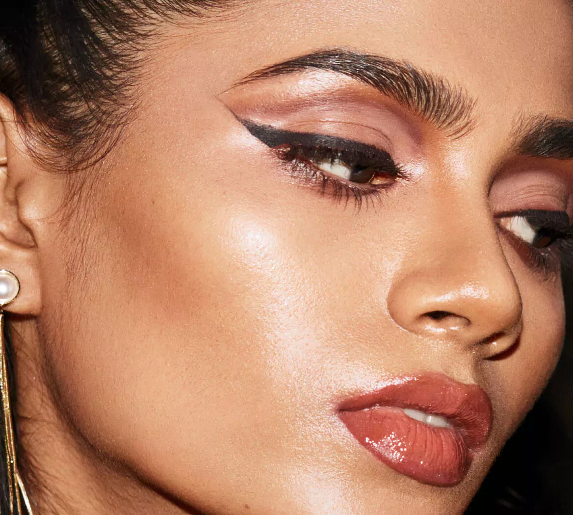 How To Use Highlighter To Up Your Eye Makeup Game Tira