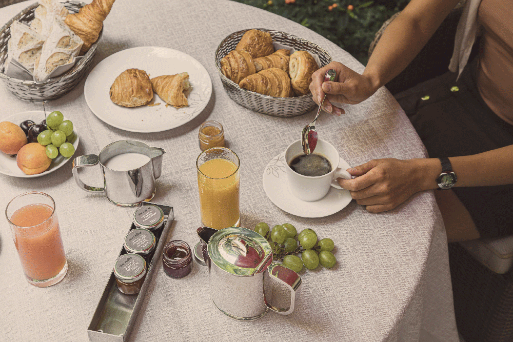 Petit-déjeuner-Hotel-des-Saints-Peres-Esprit-de-France