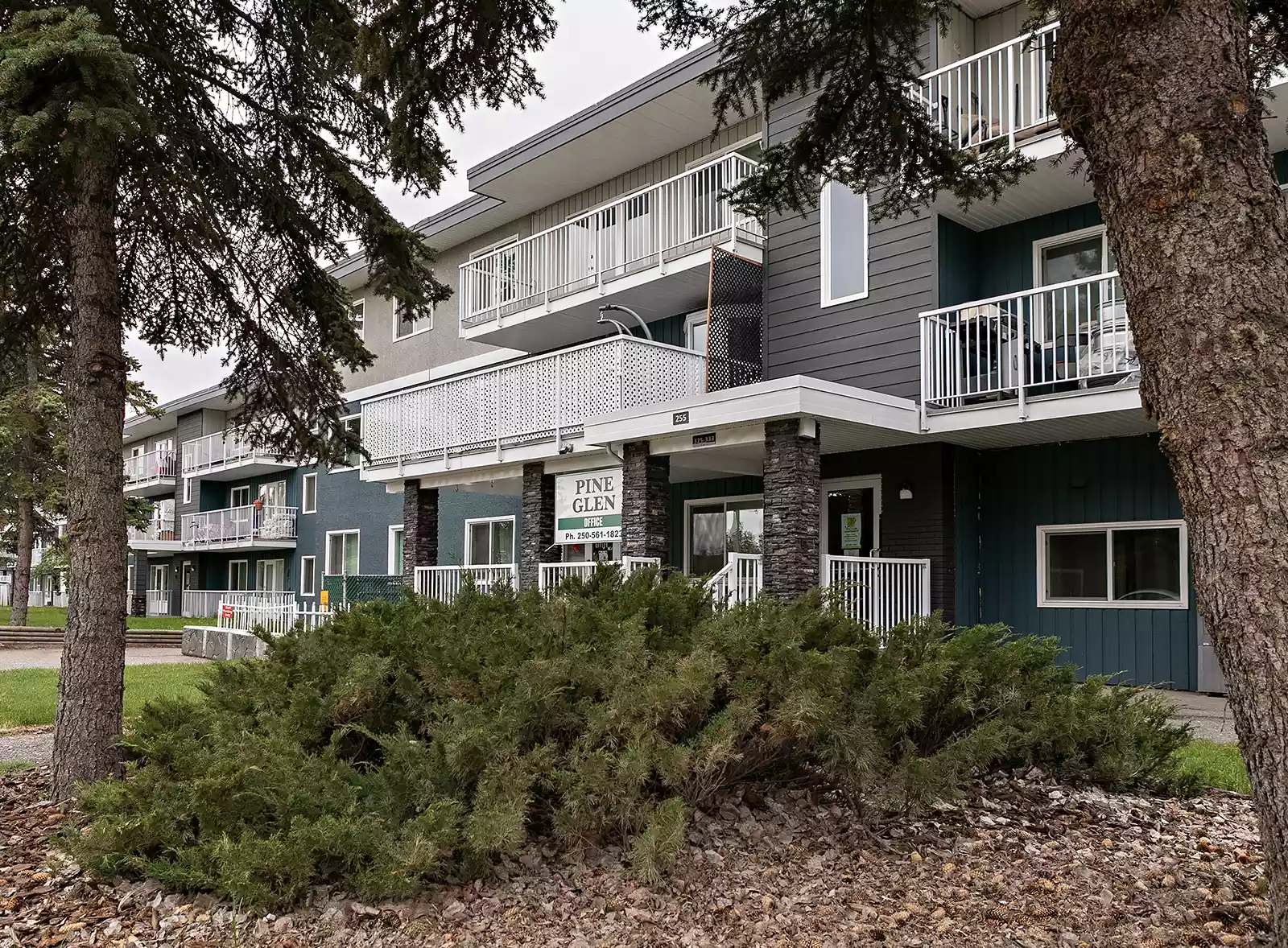 HyLand Park Village Pine Glen Apartments