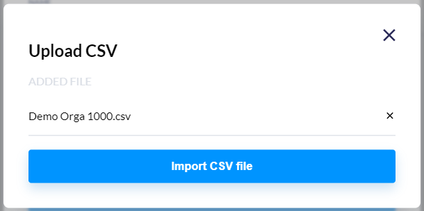 Popup mit ausgewählter CSV Datei für den Import. Angezeigt wird in diesem die gewählte Datei inkl. Namen und der Möglichkeit sie über ein kleines X auf der rechten Seite daneben wieder zu löschen. Darunter der blaue "CSV-Datei importieren" Button.