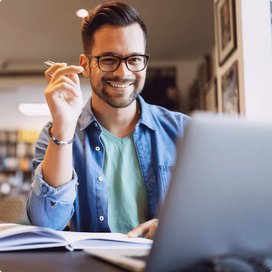 Homem usando notebook - ebooks abler