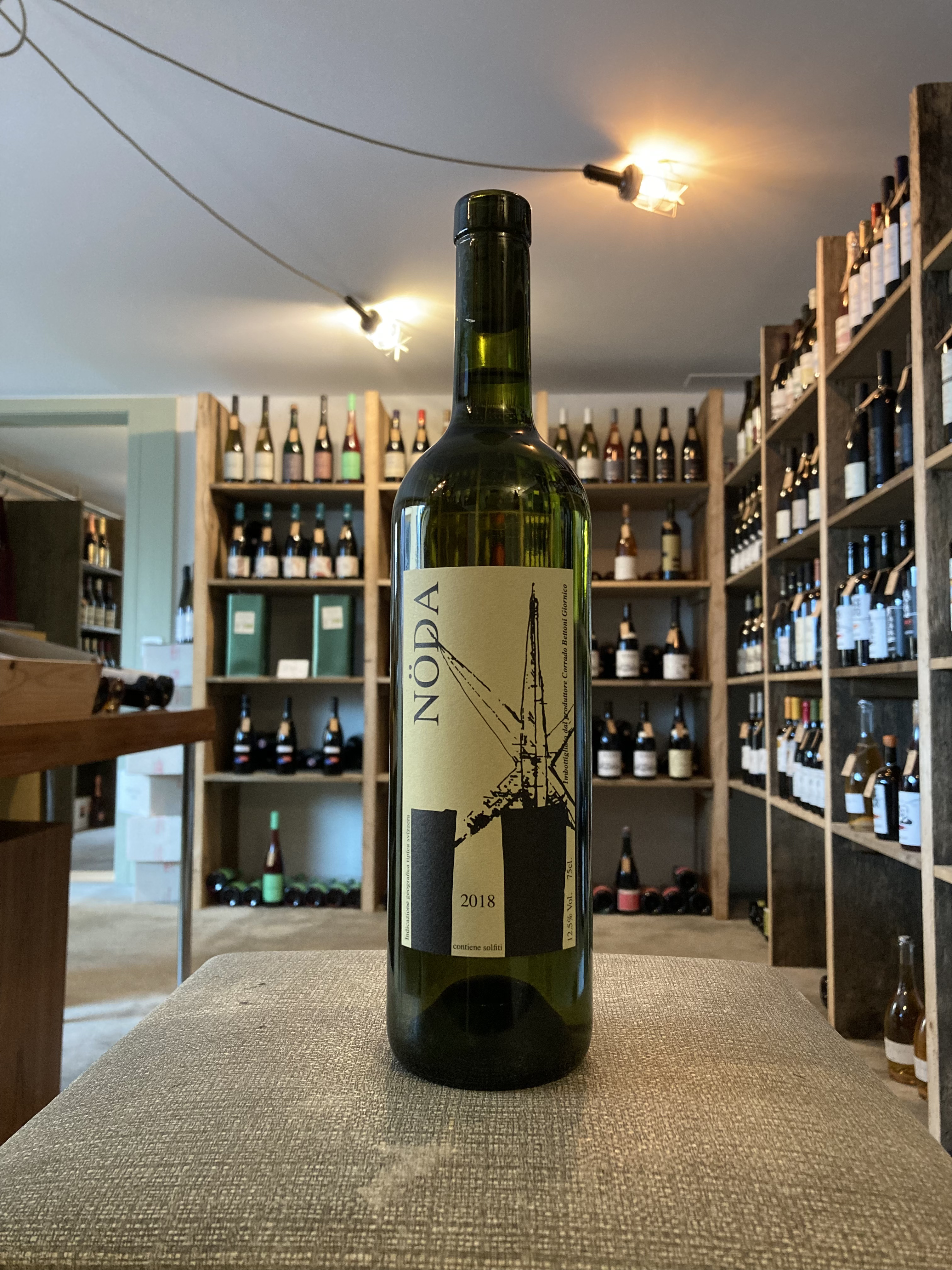 Nöda ist ein alpiner Sauvignon Blanc, der im Eichenfass bei sehr langsamer Gärung entsteht. Sie verleiht diesem Wein ein feines, entspanntes Trinkerlebnis mit einer frischen Säure. Der Duft erinnert eher an Pfirsiche und exotische Früchte als an Grapefruit, wie wir das sonst von einem Sauvignon Blanc kennen.