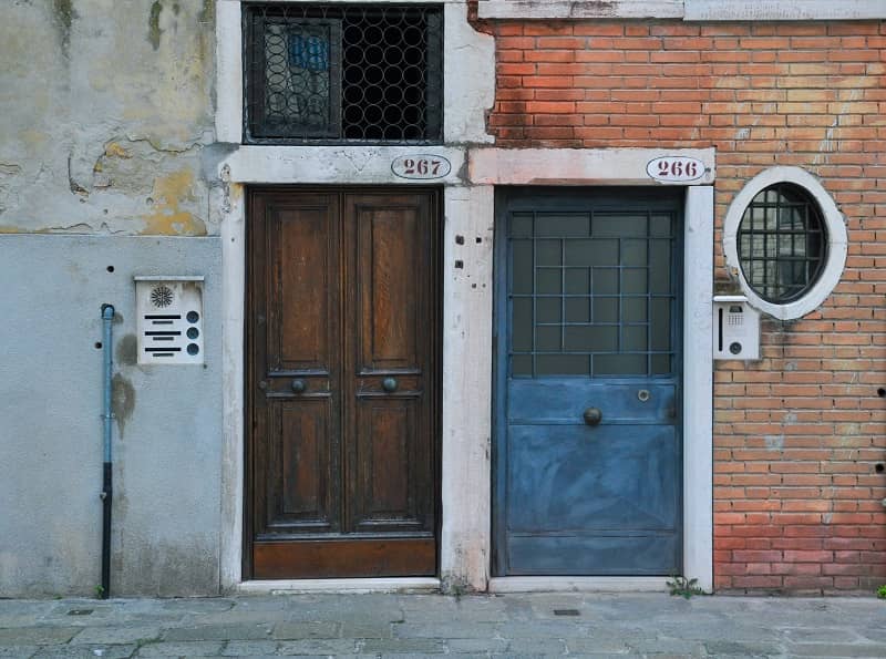 paysage de deux portes sur un maison