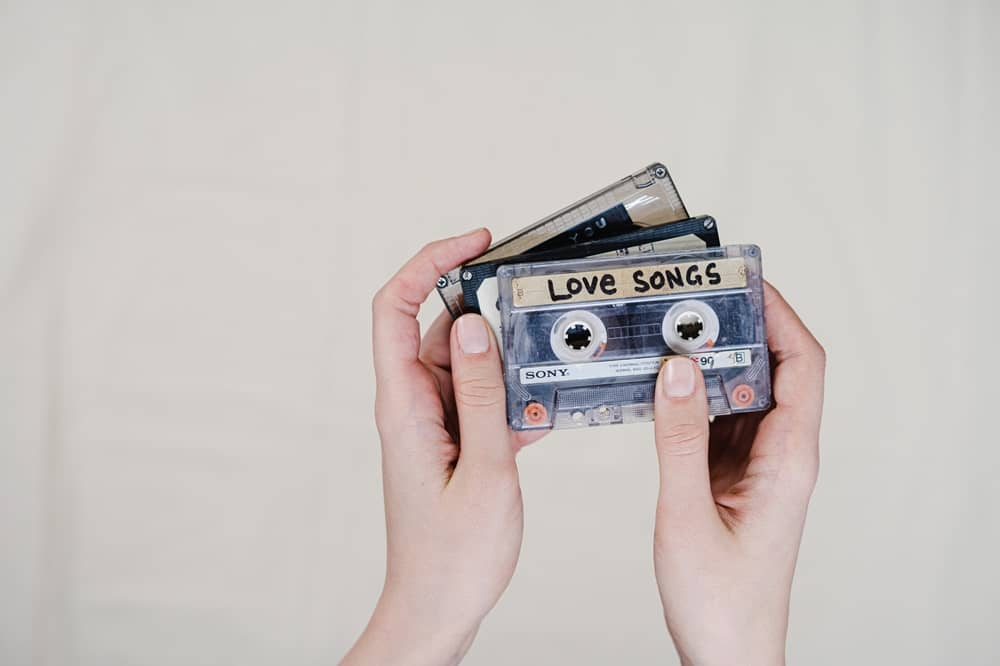 Casettes musical avec genre de musique en anglais tels que "love songs"