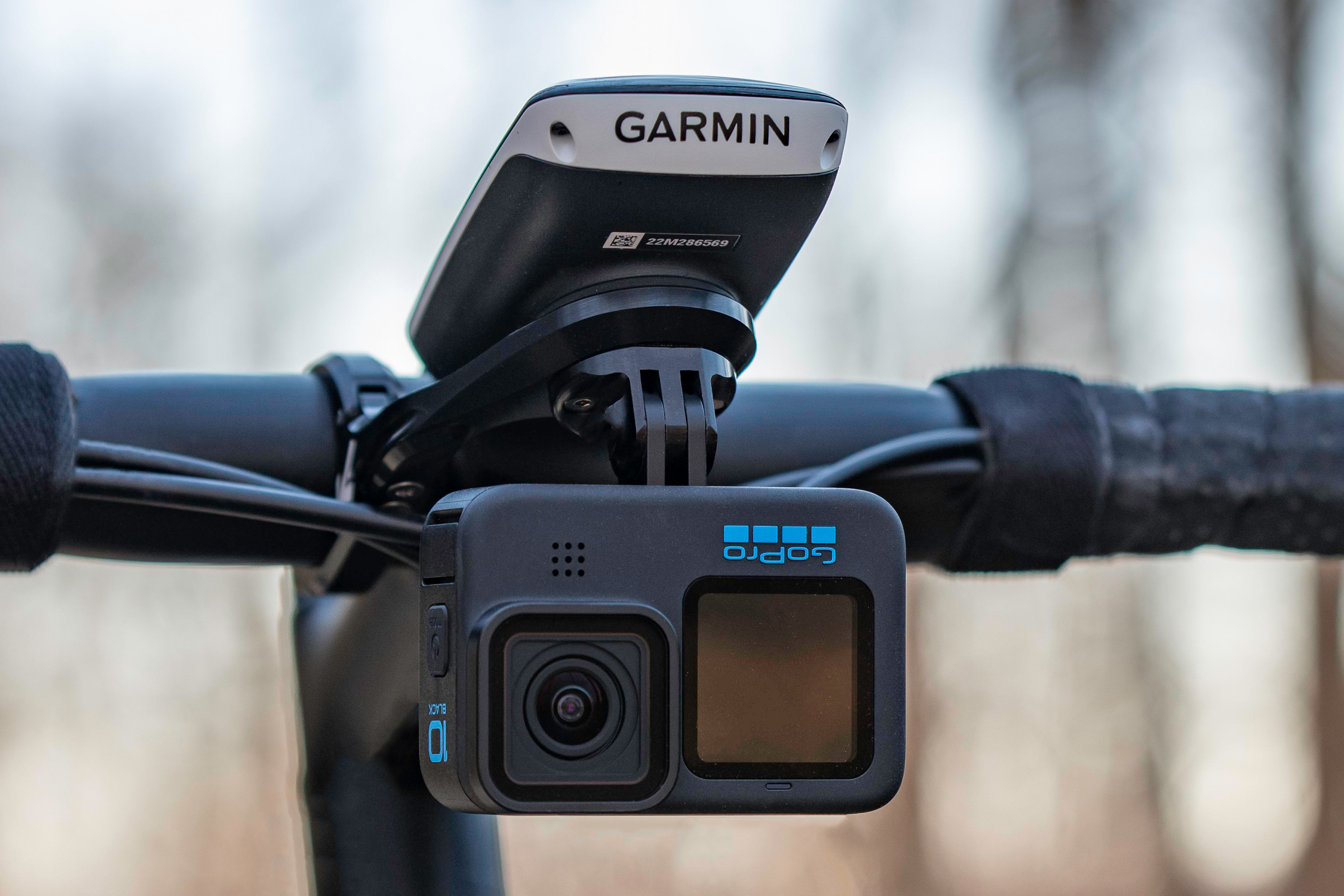 A garmin device mounted on a bike handlebar