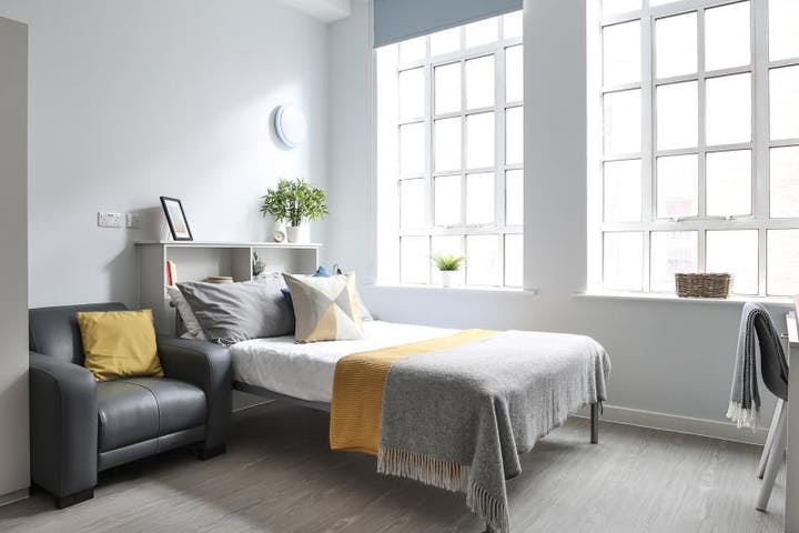 a well furnished bedroom