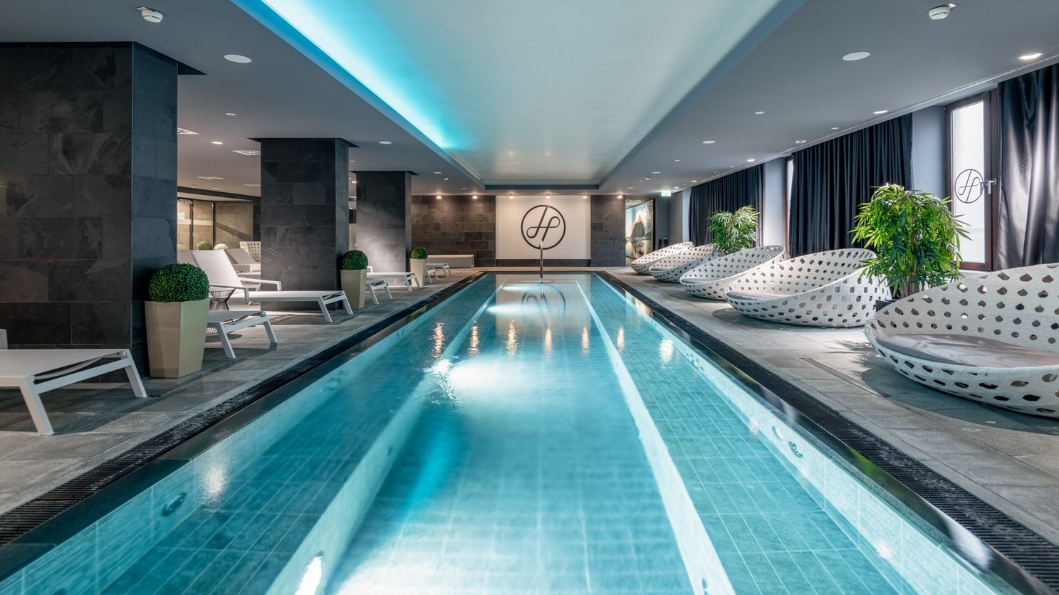 Der Pool eines Holmes Place Fitnessstudios in Berlin.