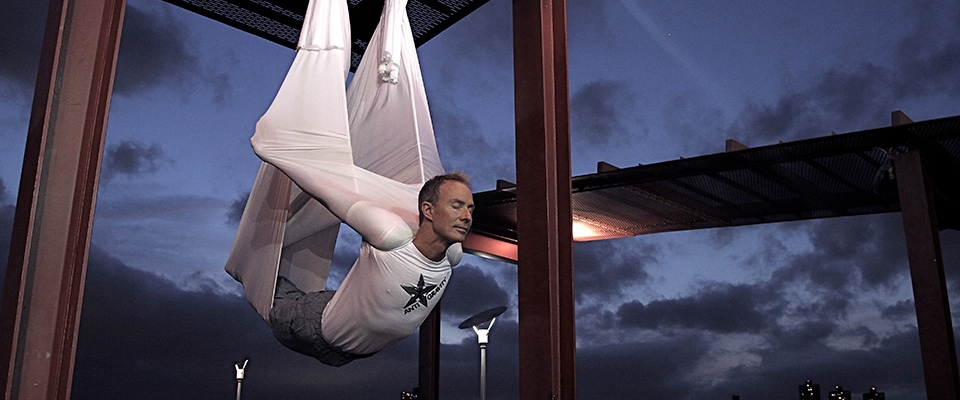 Christopher Harrison, der Erfinder von AntiGravity, übt Antigravity Yoga aus.