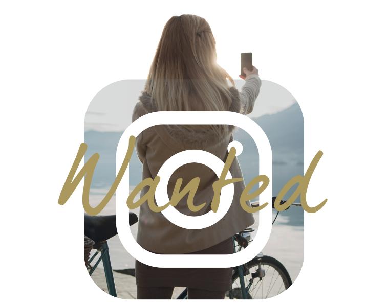 Eine Frau macht ein Selfie. Die Form des Bildes gleicht dem Instagram-Logo.