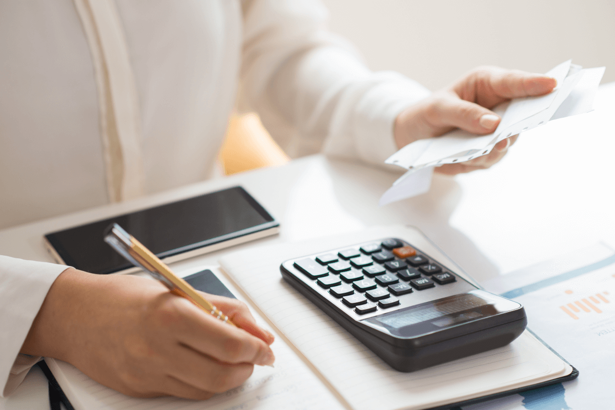 Femme en train de calculer ses impôts