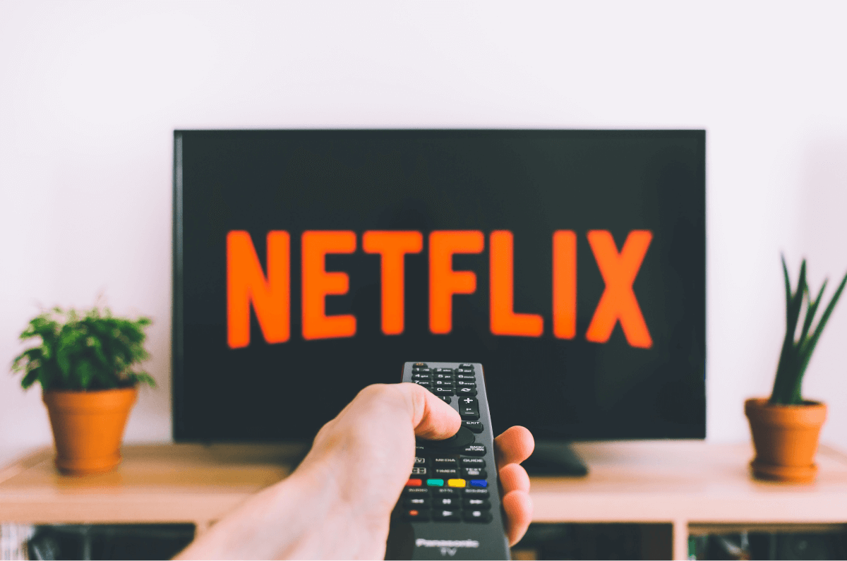 Personne qui regarde la télévision par internet