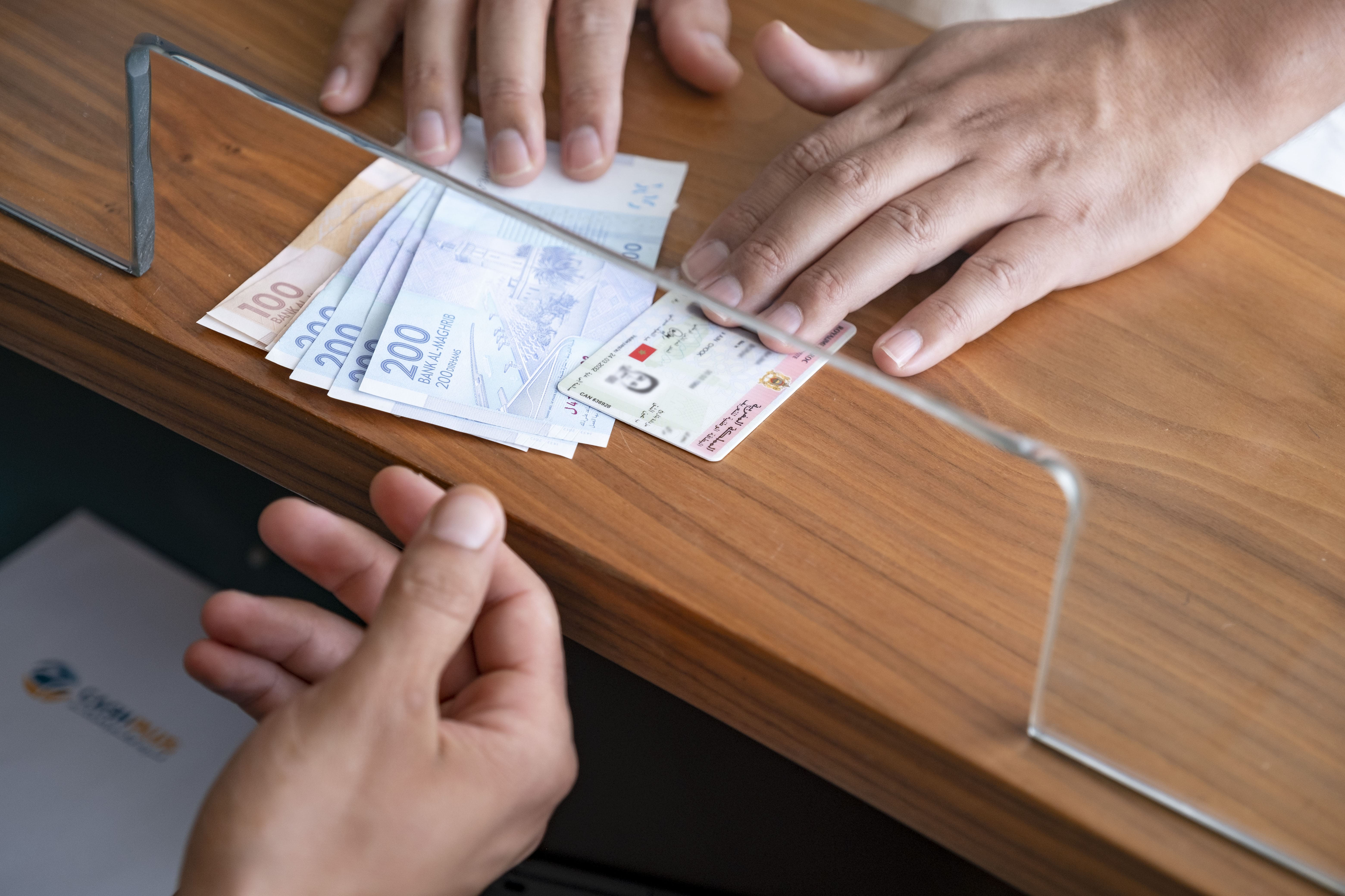 Un homme qui se rend dans une agence Cash Plus pour effectuer un transfert d'argent international