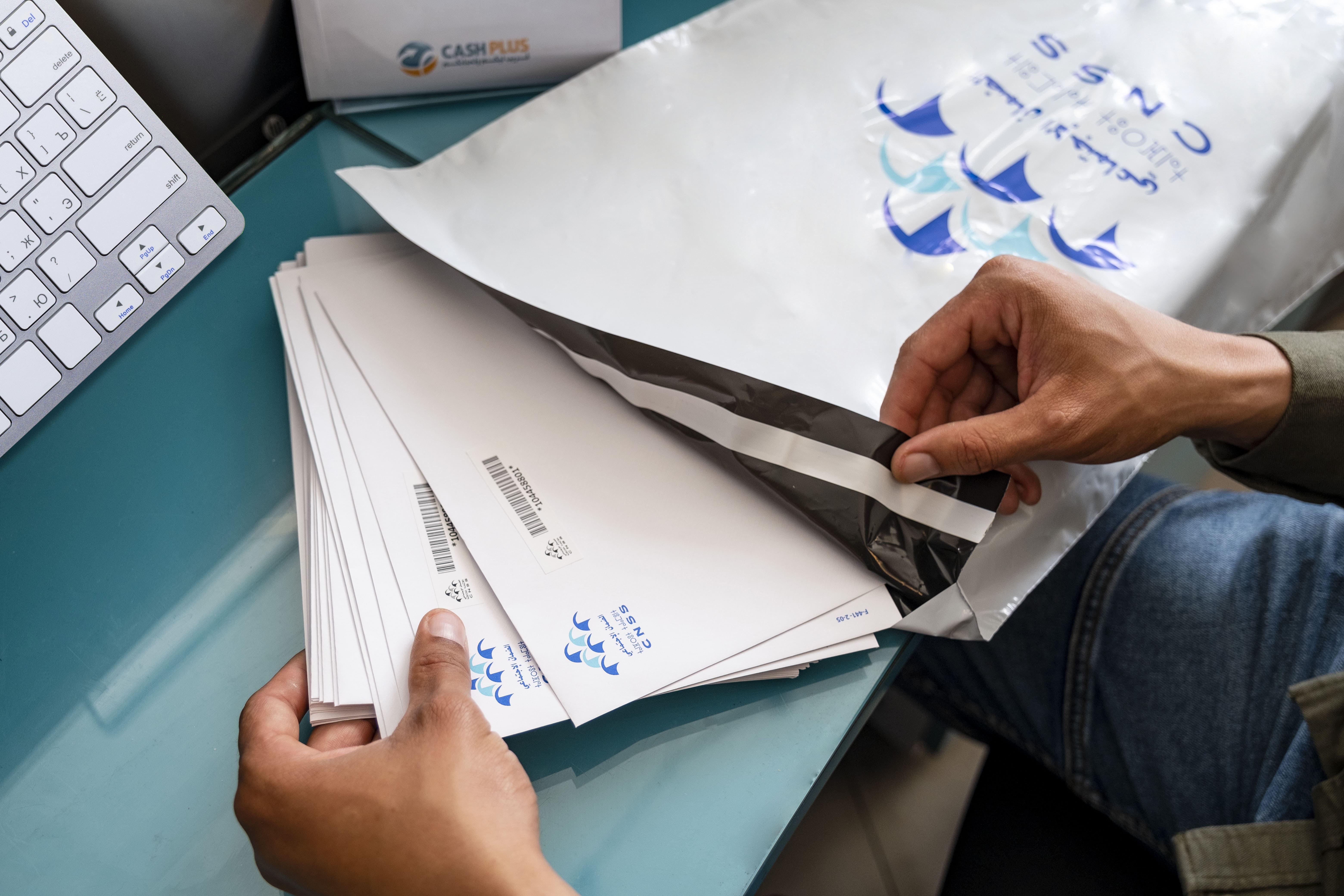 Un agent CashPlus qui gère l'inscription et les dépôts de dossier CNSS au Maroc