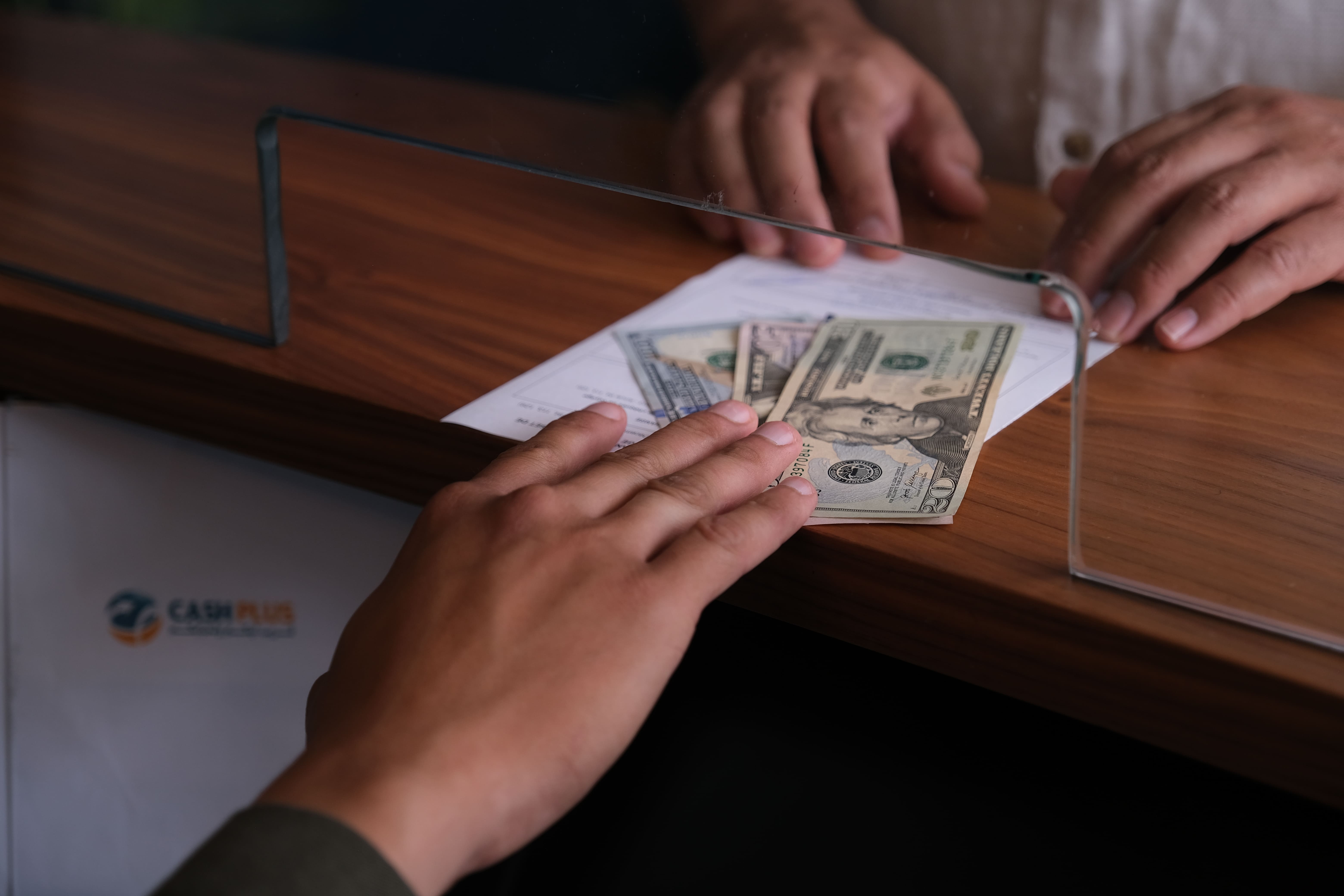 Un homme se rendant dans une agence CashPlus pour effectuer un change de devises