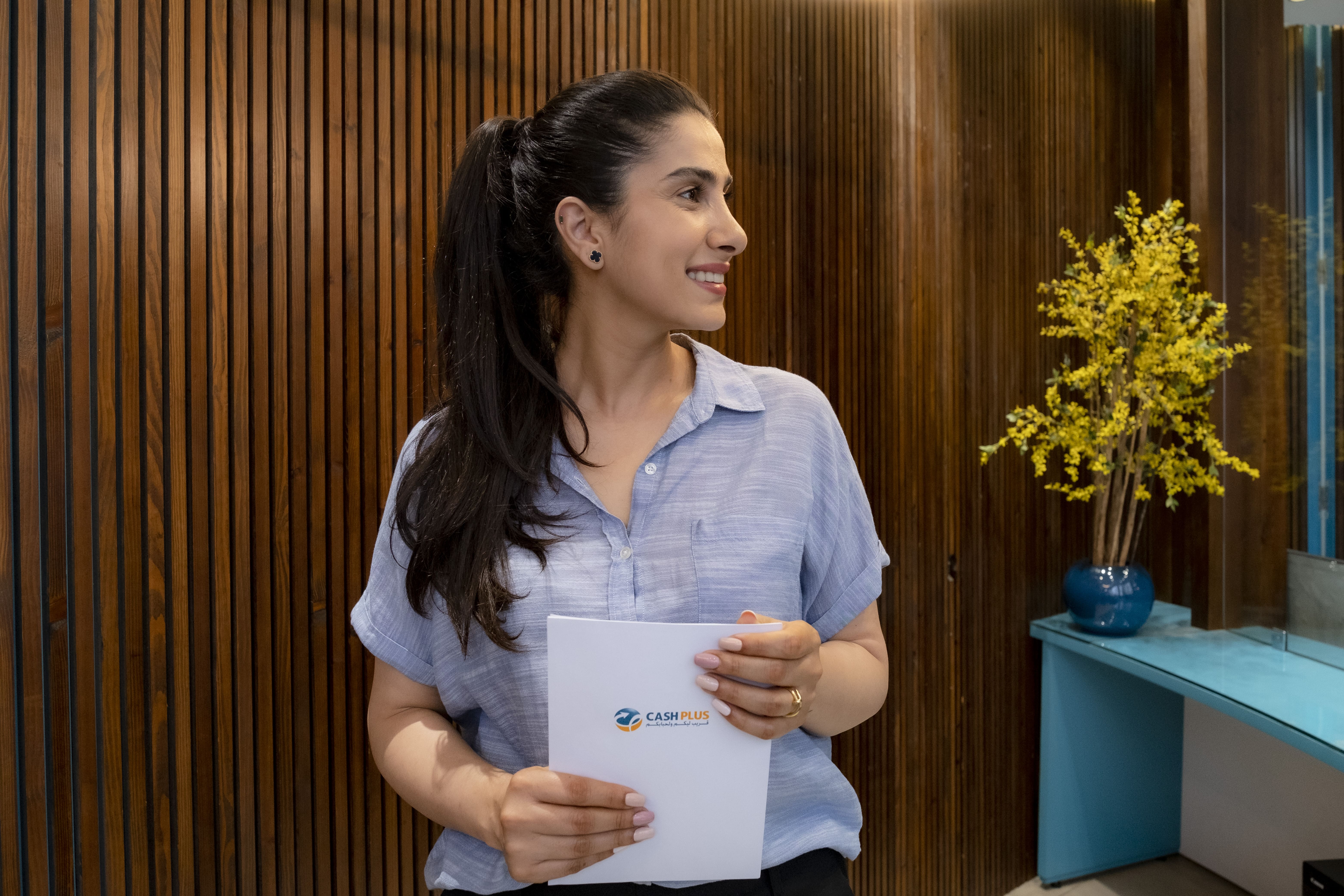 Une employée CahPlus qui gère le service CashPlus Dispatch, un service pour gérer le paiement des collaborateurs