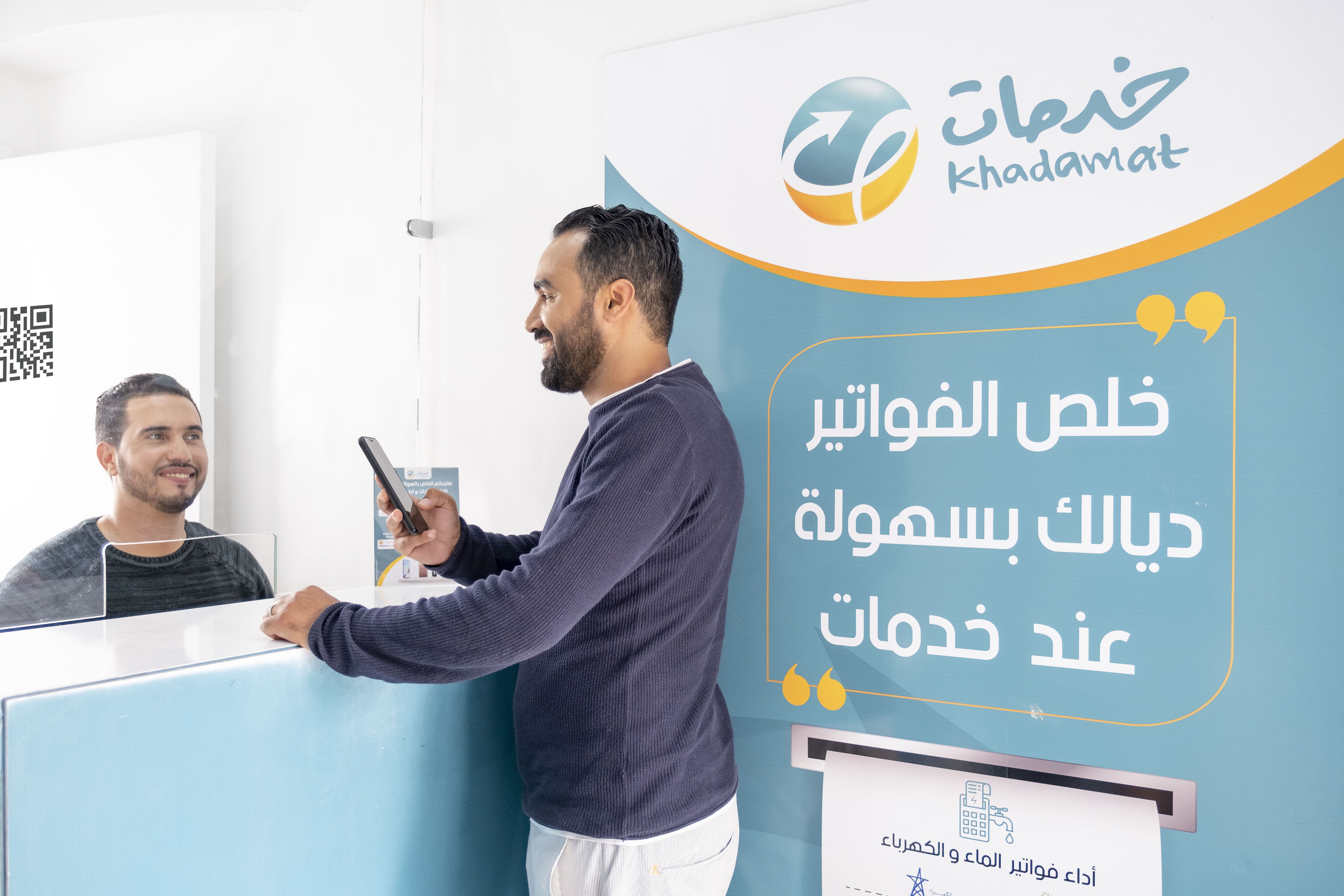 Un homme qui se renseigne pour devenir Agent Khadamat, le service pour les petits commerces