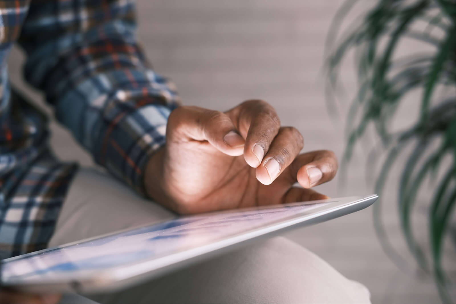 Personne tenant une tablette